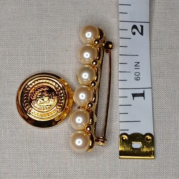 Vintage Liz Claiborne Pearl Bar Brooch Gold Medallion Crest Charm - Picture 9 of 9